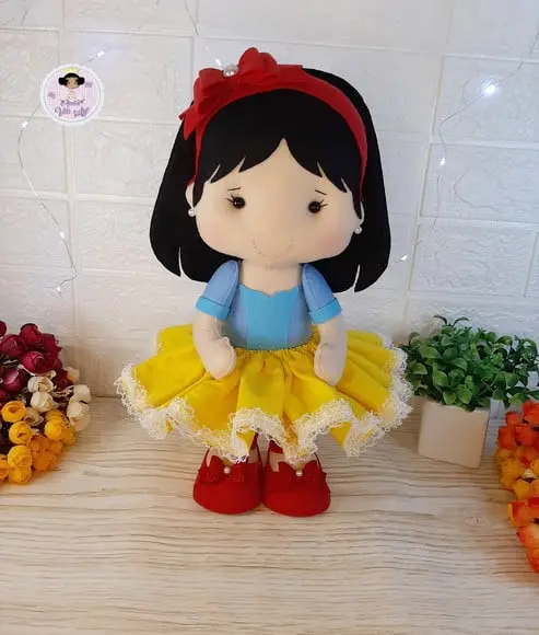 Boneca Branca de Neve em Feltro 35cm