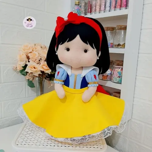 Boneca Branca de Neve em Feltro 35cm