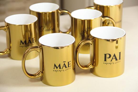 Caneca dourada espelhada