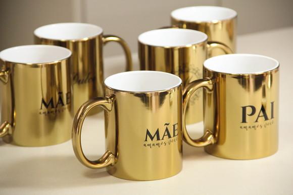 Caneca dourada espelhada