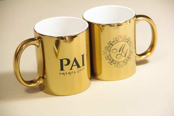 Caneca dourada espelhada
