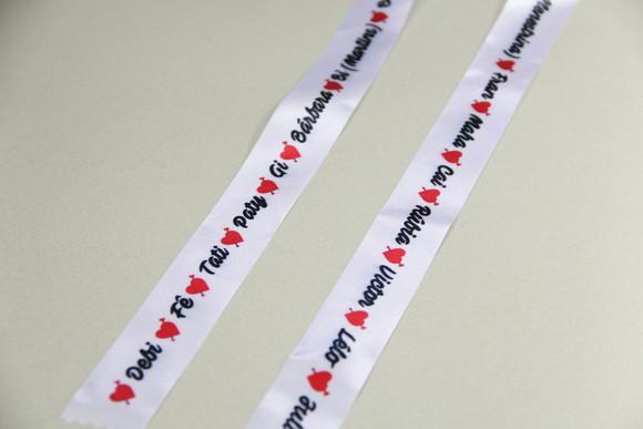 Fita nomes para a barra do vestido de noiva