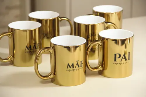 Caneca dourada espelhada