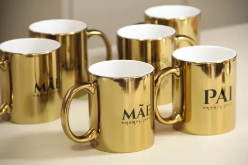 Caneca dourada espelhada