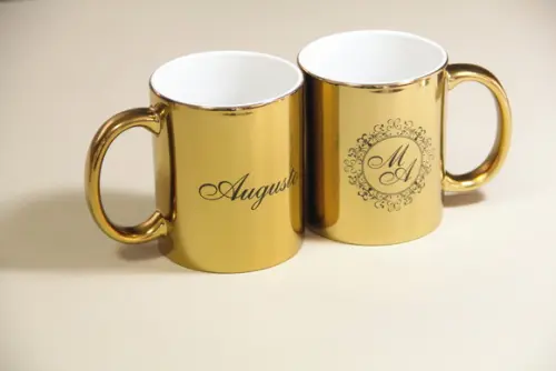 Caneca dourada espelhada