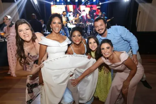 Fita nomes para a barra do vestido de noiva