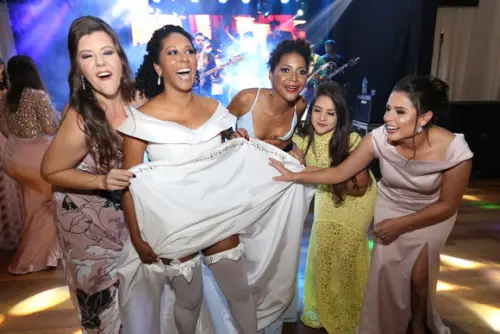 Fita nomes para a barra do vestido de noiva