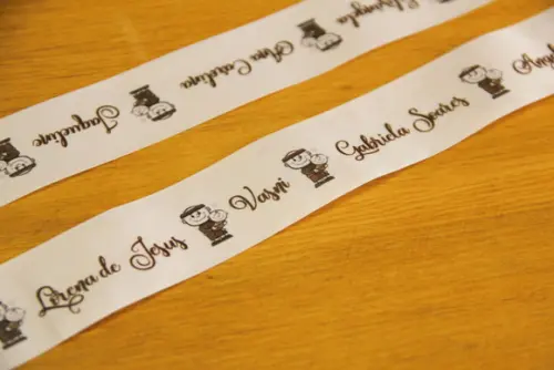 Fita nomes para a barra do vestido de noiva