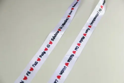 Fita nomes para a barra do vestido de noiva