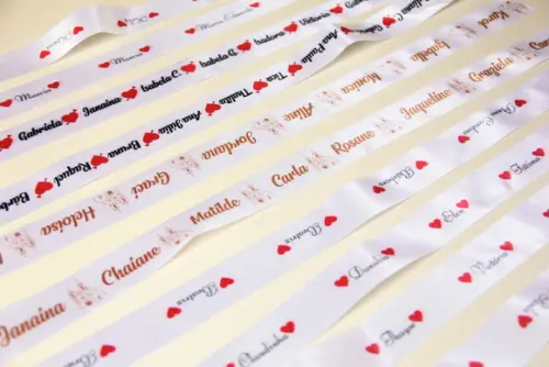 Fita nomes para a barra do vestido de noiva
