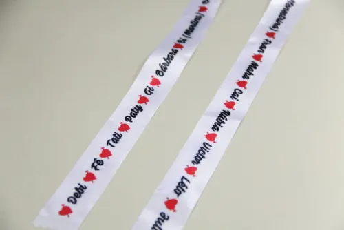 Fita nomes para a barra do vestido de noiva