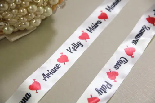 Fita nomes para a barra do vestido de noiva