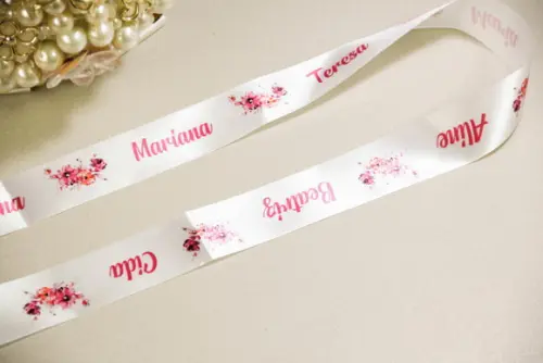 Fita nomes para a barra do vestido de noiva