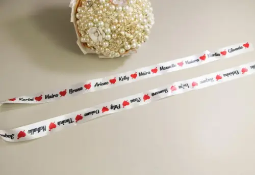 Fita nomes para a barra do vestido de noiva