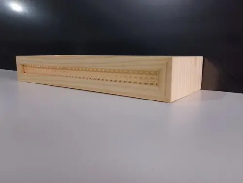 Prateleira Porta Decorações em Pinus com Palha Indiana