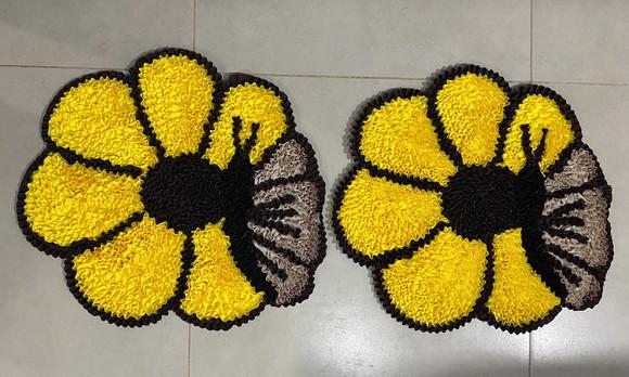 2 Tapetes de Flor Amarela em Frufru Antiderrapante
