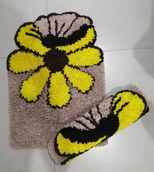 2 Tapetes de Flor Amarela em Frufru Antiderrapante