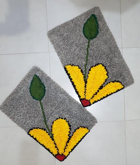 2 Tapetes de Flor Amarela em Frufru Antiderrapante
