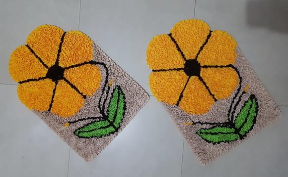 2 Tapetes de Flor Amarela em Frufru Antiderrapante
