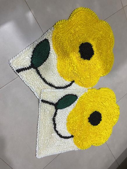 2 Tapetes de Flor Amarela Frufru Antiderrapante