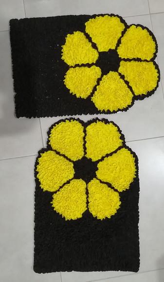 2 Tapetes de Flor Amarela em Frufru Antiderrapante