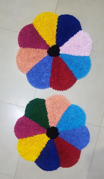 2 Tapetes de Flor Colorida em Frufru Antiderrapante