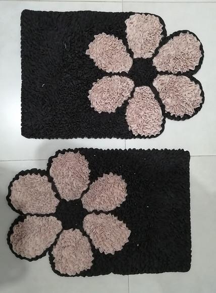 2 Tapetes de Flor Bege em Frufru Antiderrapante