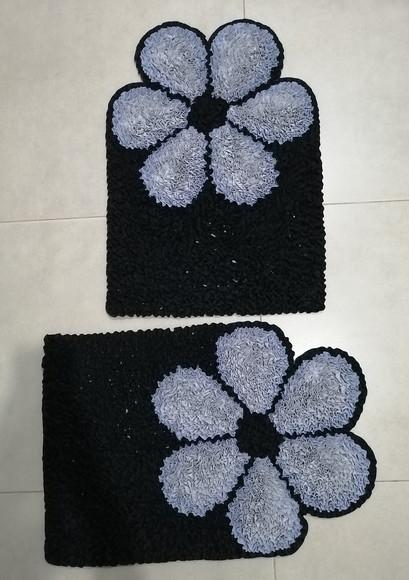2 Tapetes de Flor Cinza em Frufru Antiderrapante