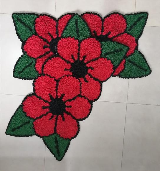 2 Tapetes de Flores Vermelha em Frufru Antiderrapante