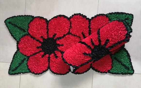 2 Tapetes de Flores Vermelha em Frufru Antiderrapante