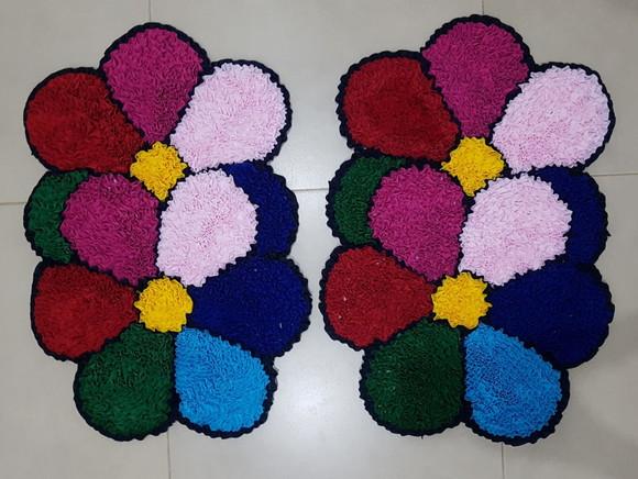 2 Tapetes de Flor Coloridas em Frufru Antiderrapante