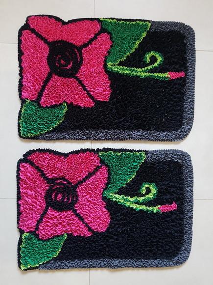 2 Tapetes de Flor Rosa em Frufru Antiderrapante