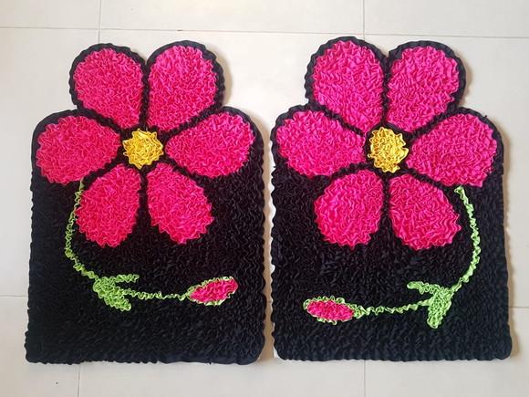 2 Tapetes de Flor Rosa em Frufru Antiderrapante