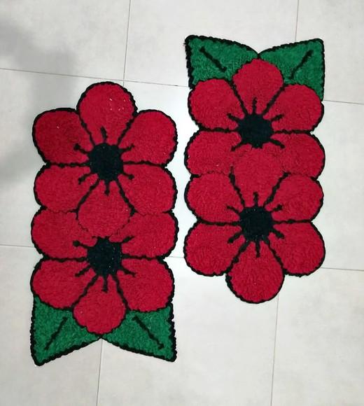 2 Tapetes de Flores Vermelhas Frufru Antiderrapante