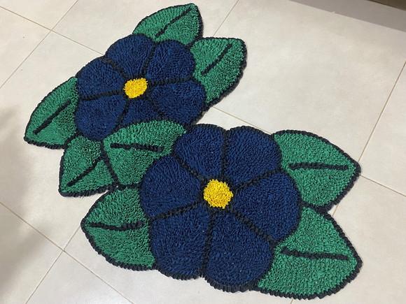 2 Tapetes Frufru Flor Azul Antiderrapante