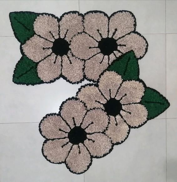 2 Tapetes Frufru Flor Bege Antiderrapante