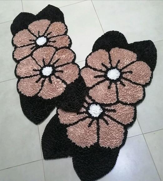 2 Tapetes Frufru Flor Bege Antiderrapante