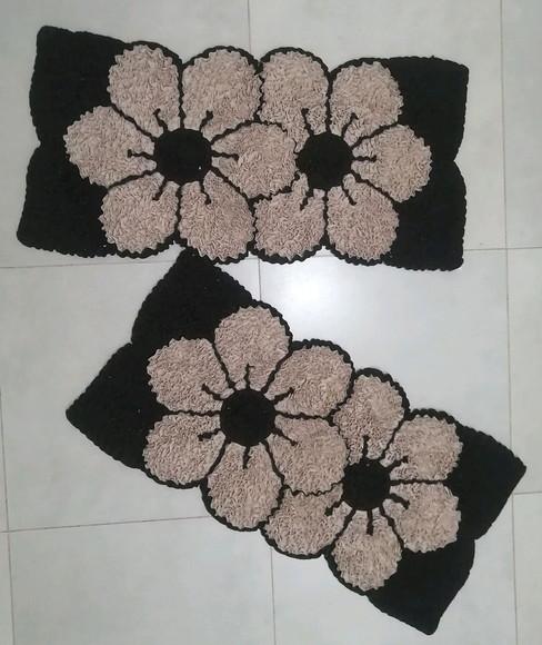 2 Tapetes Frufru Flor Bege Antiderrapante