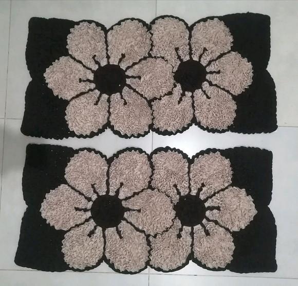 2 Tapetes Frufru Flor Bege Antiderrapante