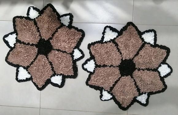 2 Tapetes Frufru Flor Bege e Creme Antiderrapante