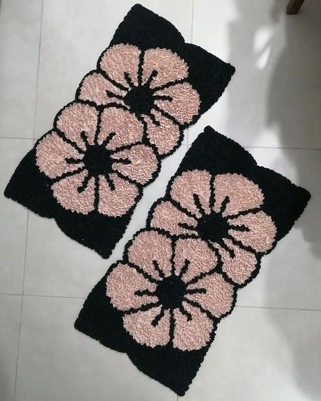 2 Tapetes Frufru Flor Bege e Preto Antiderrapante