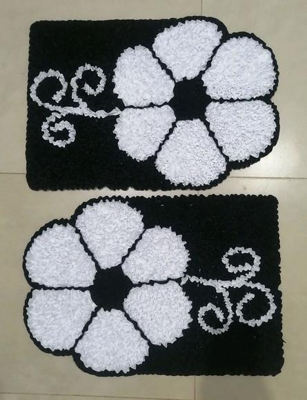 2 Tapetes Frufru Flor Branca Antiderrapante