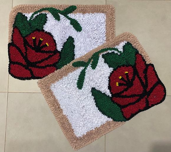 2 Tapetes Frufru Flor Vermelha Antiderrapante