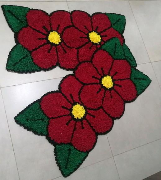 2 Tapetes Frufru Flor Vermelha Antiderrapante
