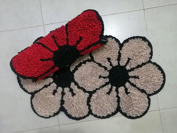 2 Tapetes Frufru Flor Vermelha e Bege Antiderrapante