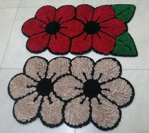2 Tapetes Frufru Flor Vermelha e Bege Antiderrapante