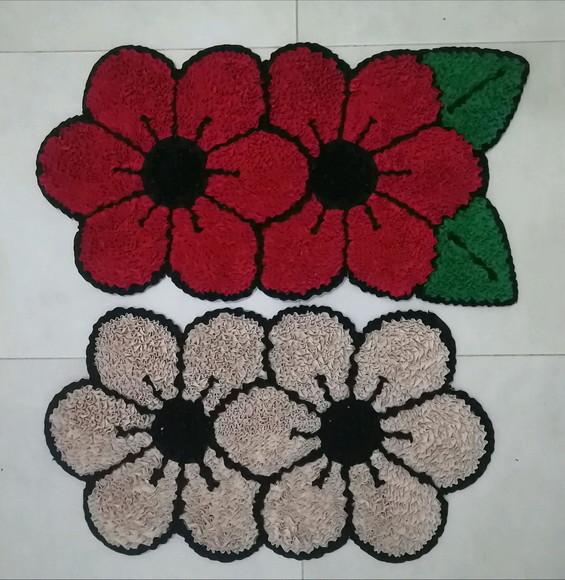 2 Tapetes Frufru Flor Vermelha e Bege Antiderrapante