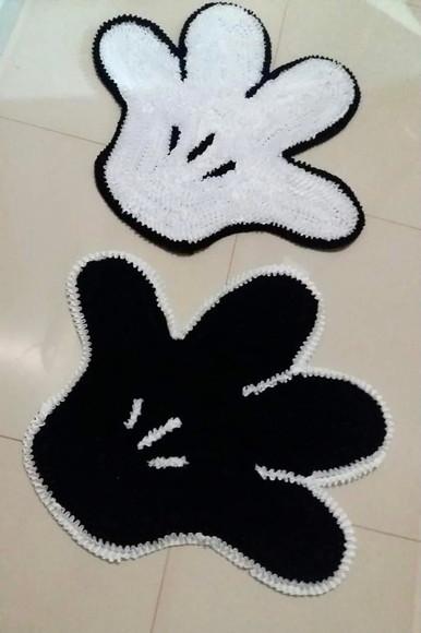 2 Tapetes Frufru Mão Mickey Preto e Branco Antiderrapante