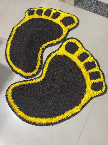 2 Tapetes Frufru Pés Marrom e Amarelo Antiderrapante