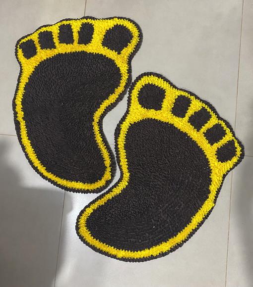 2 Tapetes Frufru Pés Marrom e Amarelo Antiderrapante